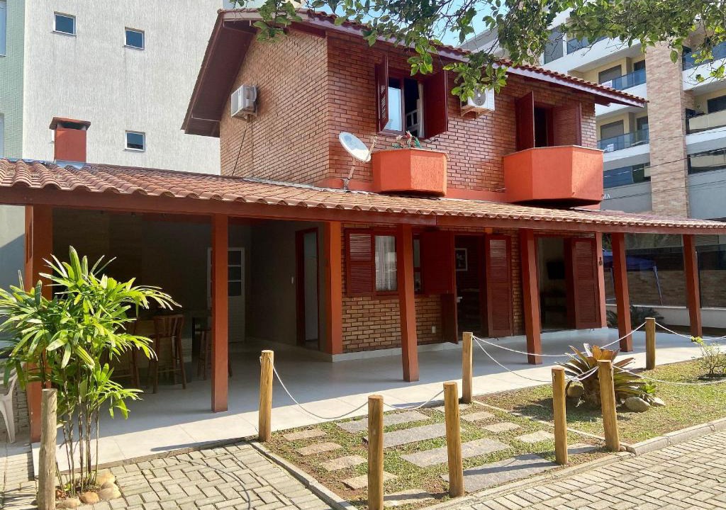 Centro House | 020A - Sobrado de 3 quartos para alugar, Bombinhas/SC