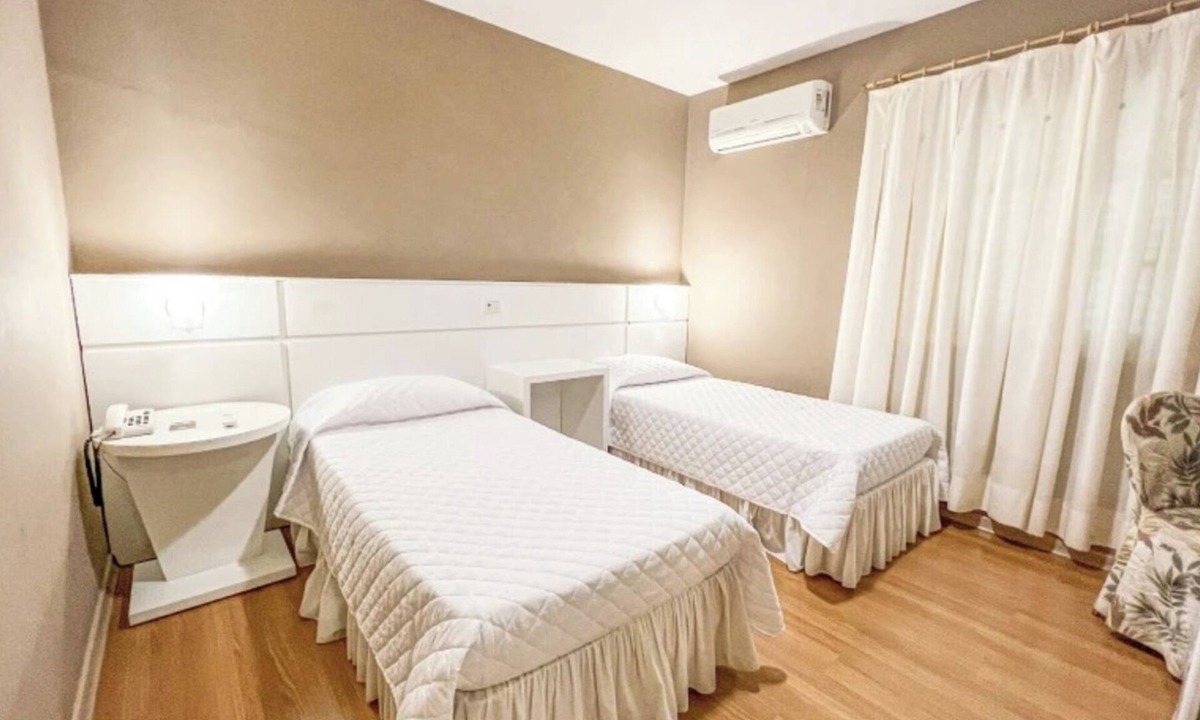 Jaguariaiva Hotel | 2 Comfortable Double Twin Room Set Amid Forest Canopy with Easy Access to Trail