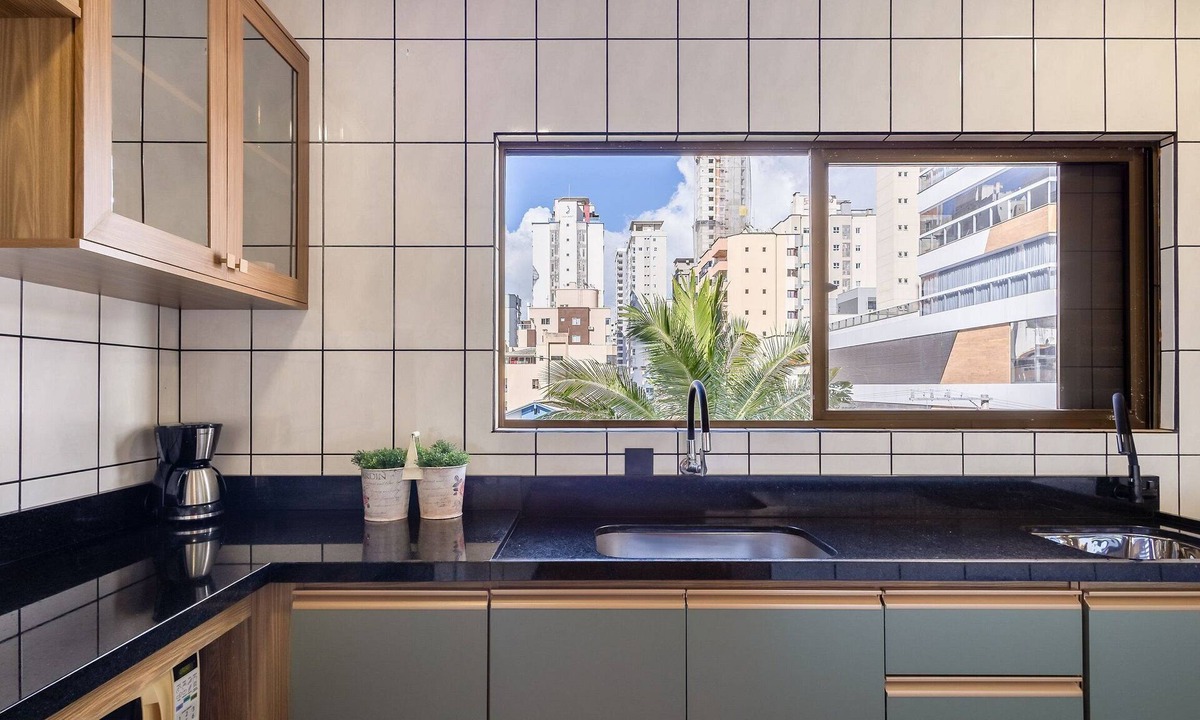 Castelo Branco Apartment | 3BR apt w/Balcony, 150m to sea Meia Praia Eis305
