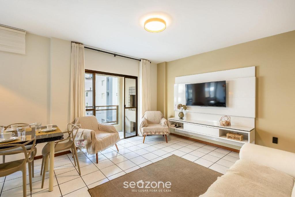 Castelo Branco Apartment | 3BR apt w/balcony, 150m to sea Meia Praia EIS305