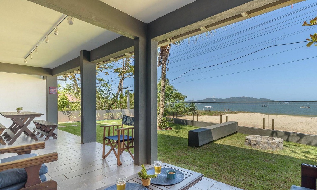 Zimbros Apartment | 6BR Beachfront Home in Bombinhas Abm0101