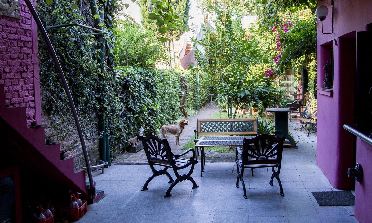 Florida House | a lovely apartment in sculptor´s house overviewing a railway