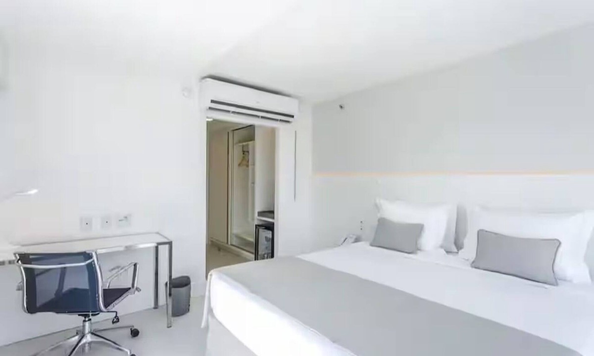 Recreio dos Bandeirantes Hotel | Accommodation for Couples or Friends | 0.7 Mi to Recreio dos Bandeirantes Beach
