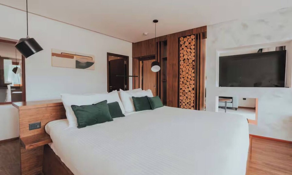 Villa General Belgrano Hotel | Alpine Chic: Balcony w/Mountain Views & Hydromassage | Onsite Pools