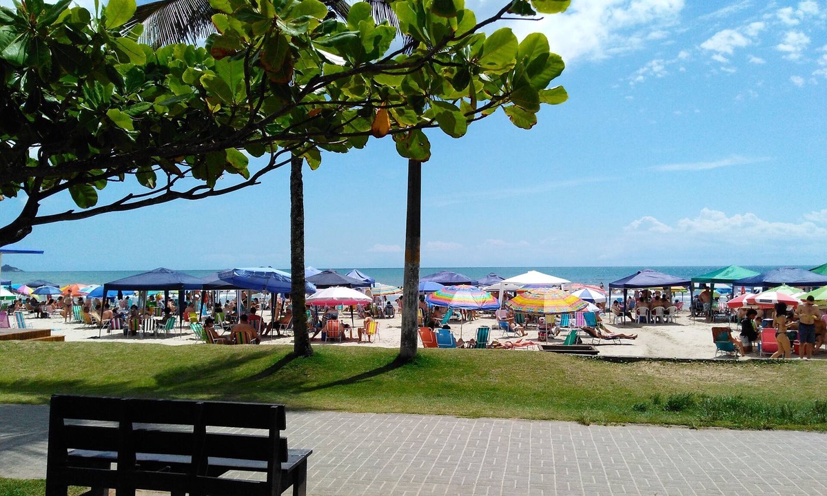 Andorinha Apartment | Ap 2D, Front balcony, BBQ, 1 block from the ocean, air conditioning /fan