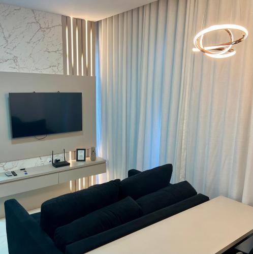 Centro Apartment | Ap completo a 900m da Vila Germânica com Piscina, Academia, Wi-Fi, Ar, Garagem e Tv no quarto