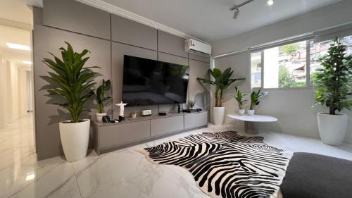 Leme Apartment | Apartamento à 1 min da praia com linda vista cultural e 4 quartos !