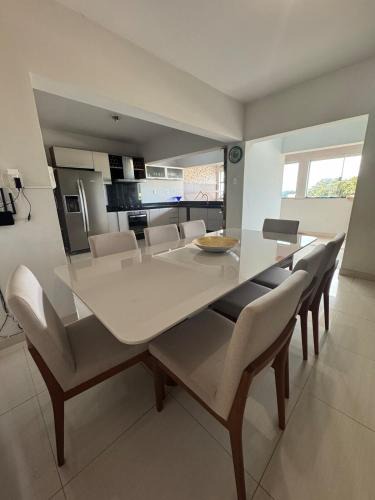 Barbacena Apartment | Apartamento 3 Quartos com garagem para 2 carros, até 8 Hóspedes e 1 Criança, espaçoso e familiar