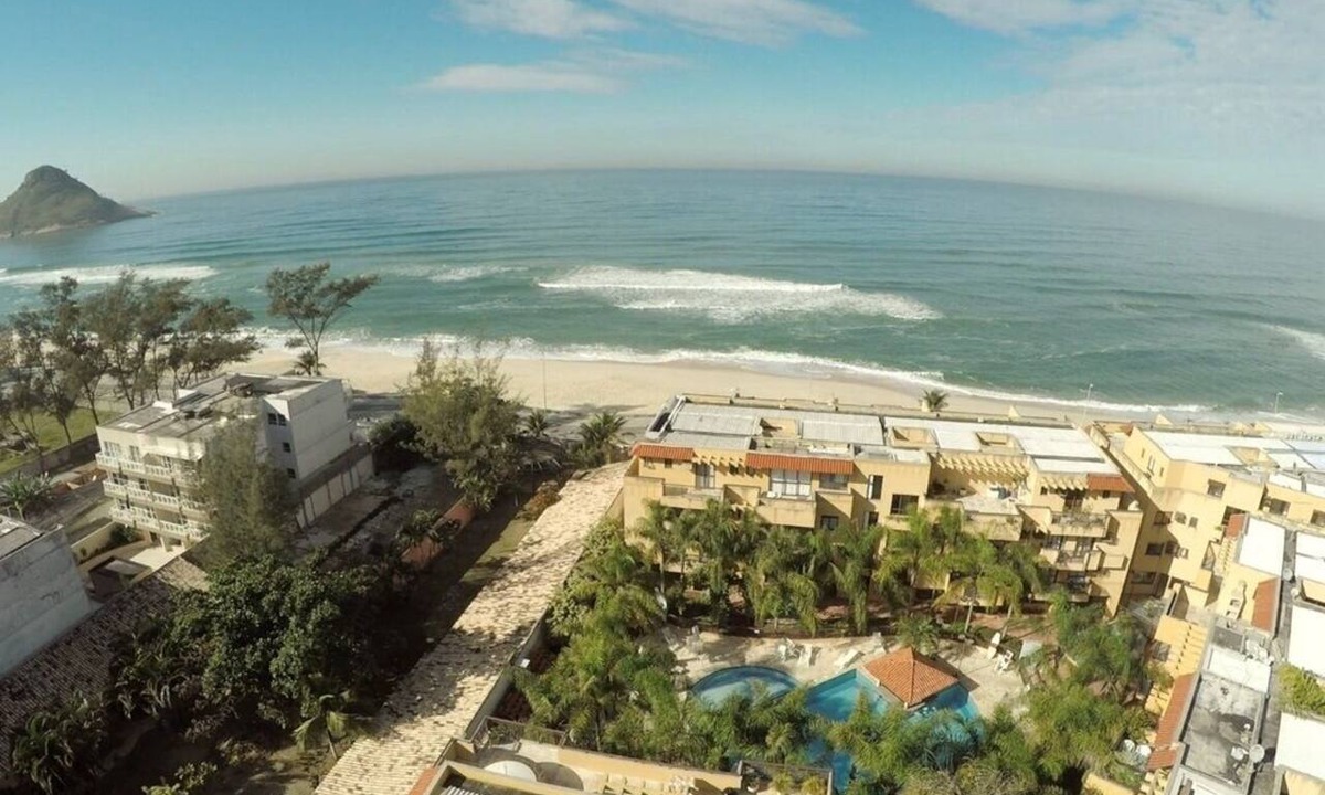 Recreio dos Bandeirantes Condo | Apartment across from the beach, 2 suites with ocean views.