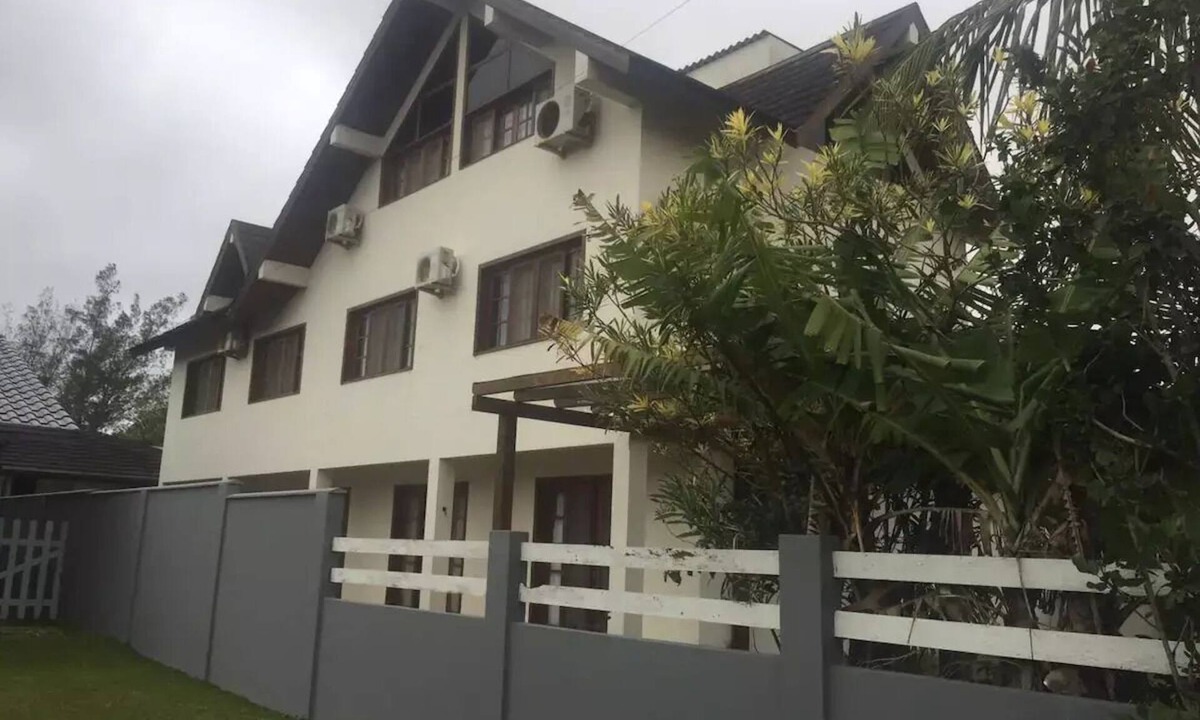 Barra de Ibiraquera Apartment | Apartment with two suites, two blocks from the sea and three from the lagoon.