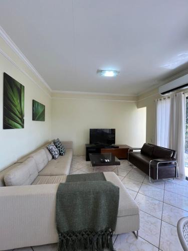 Guaira Apartment | Apto no Centro de Guaíra com ar condicionado na sala e quarto