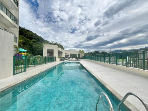 Centro Apartment | Apto Novo com Piscina e Churrasqueira 650m da Praia 6 Pessoas