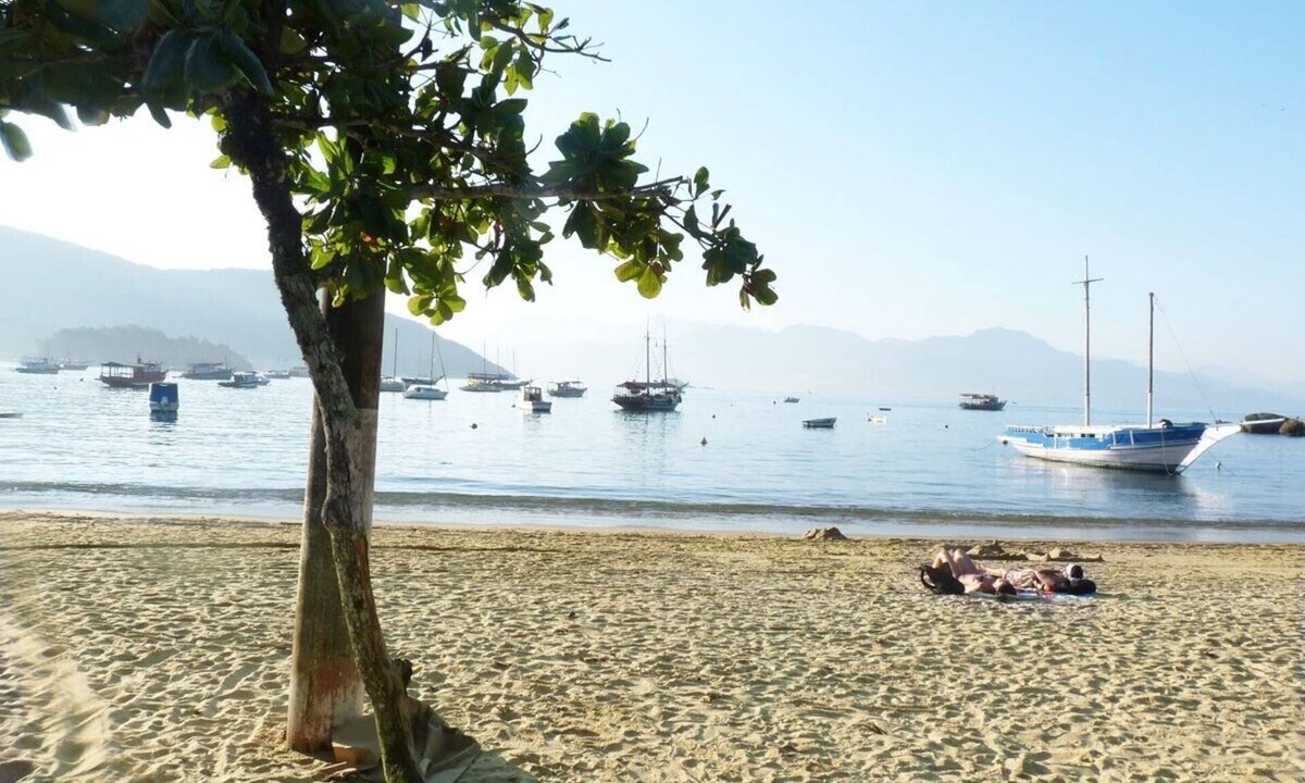 Vila do Abraao House | Beach front with comfort on Ilha Grande for up to 10 persons.
