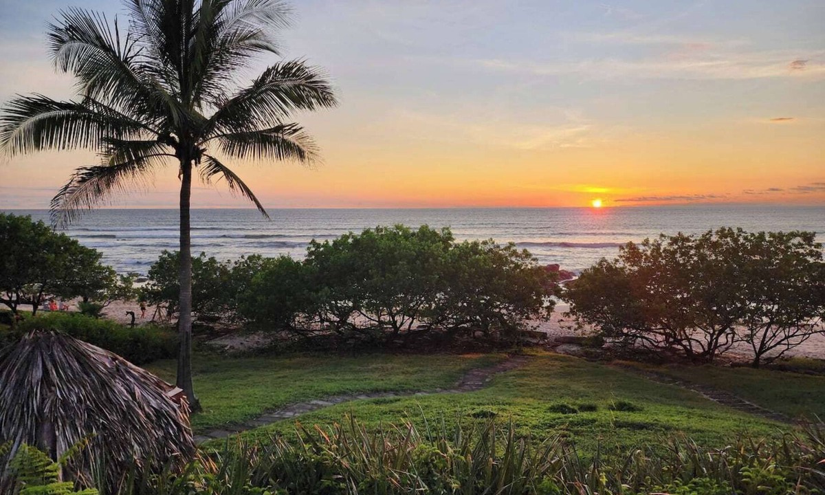 Playa Langosta House | Beachfront 4bd Villa Private Pool, Koi pond and BBQ-Casa Sirena