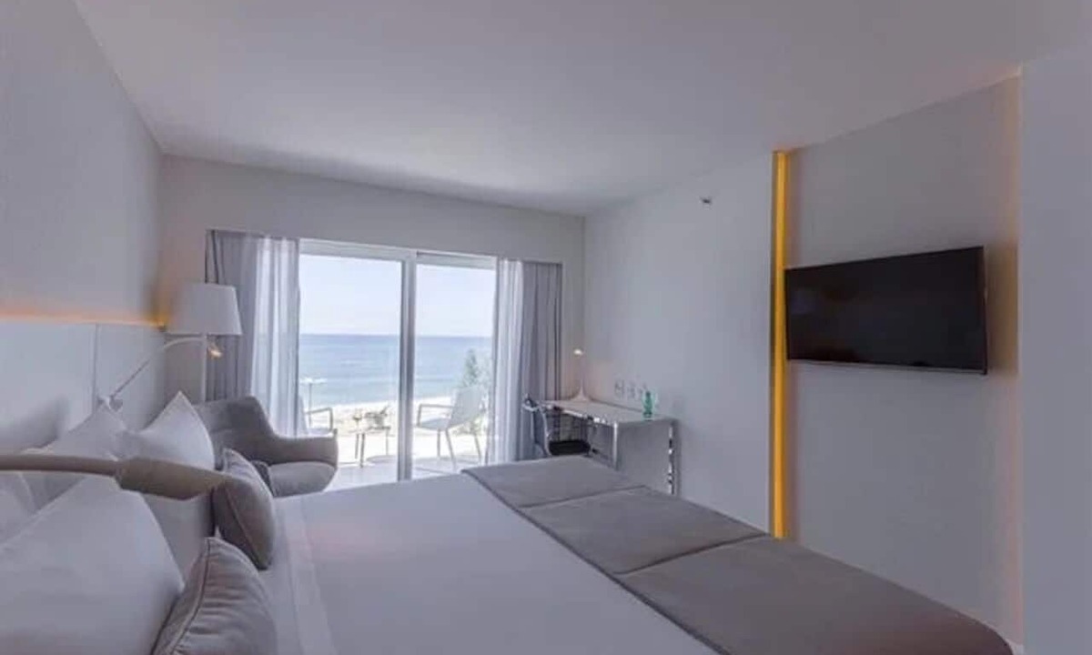 Recreio dos Bandeirantes Hotel | Beachfront Accommodations for Couple or Friends | Perfect for Relaxing