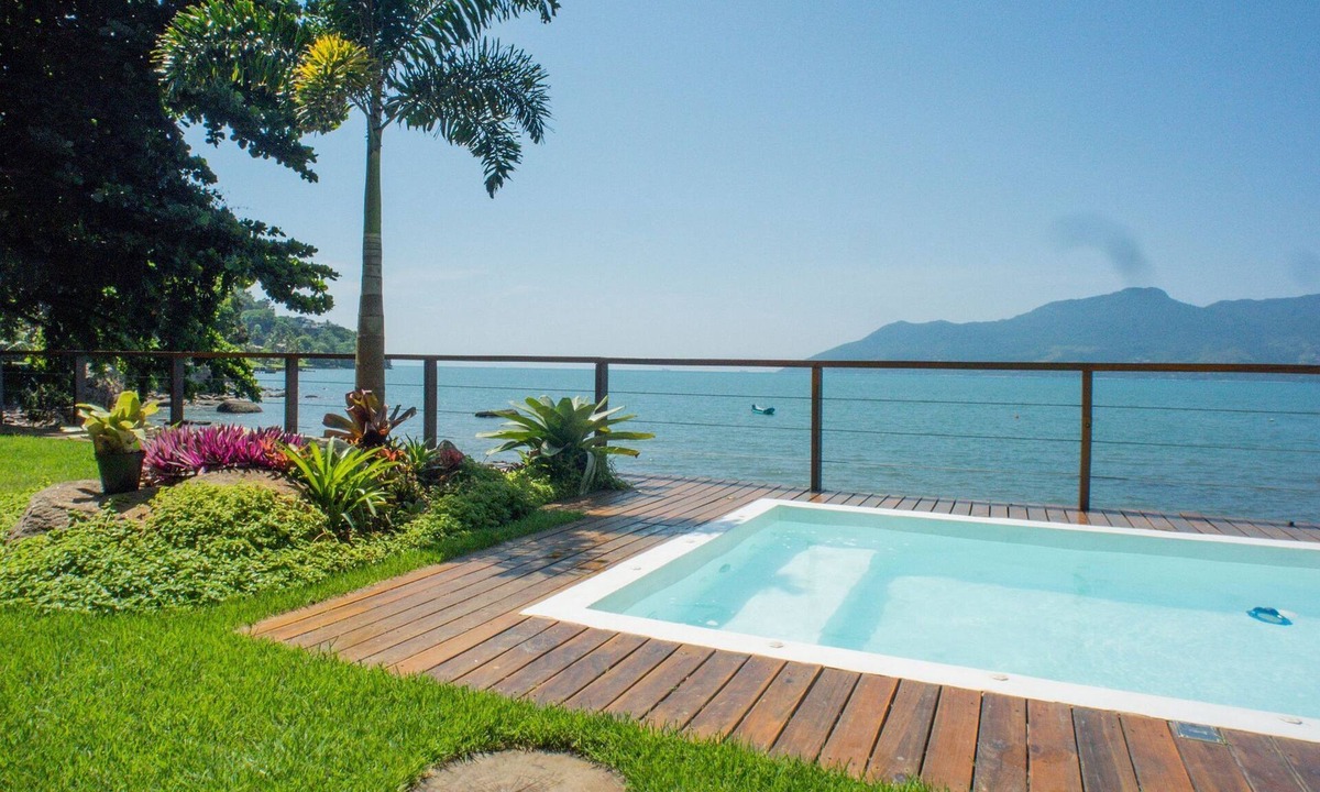 Prainha Villa | Beachfront House in São Sebastião with Pool