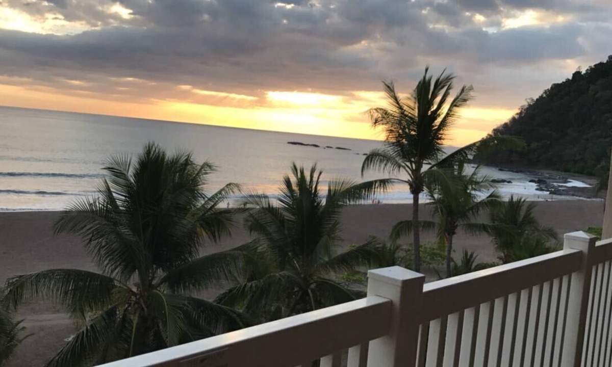 Barrio Los Faroles Condo | Beachfront Oasis~ Huge Terrace ~ Amazing Sunsets~ Resort Pool~ Grill~ Beach gear