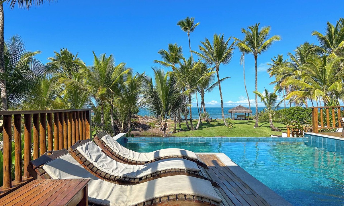Marau House | Beachfront paradise with 8 suites, barbecue area and swimming pool with a view.