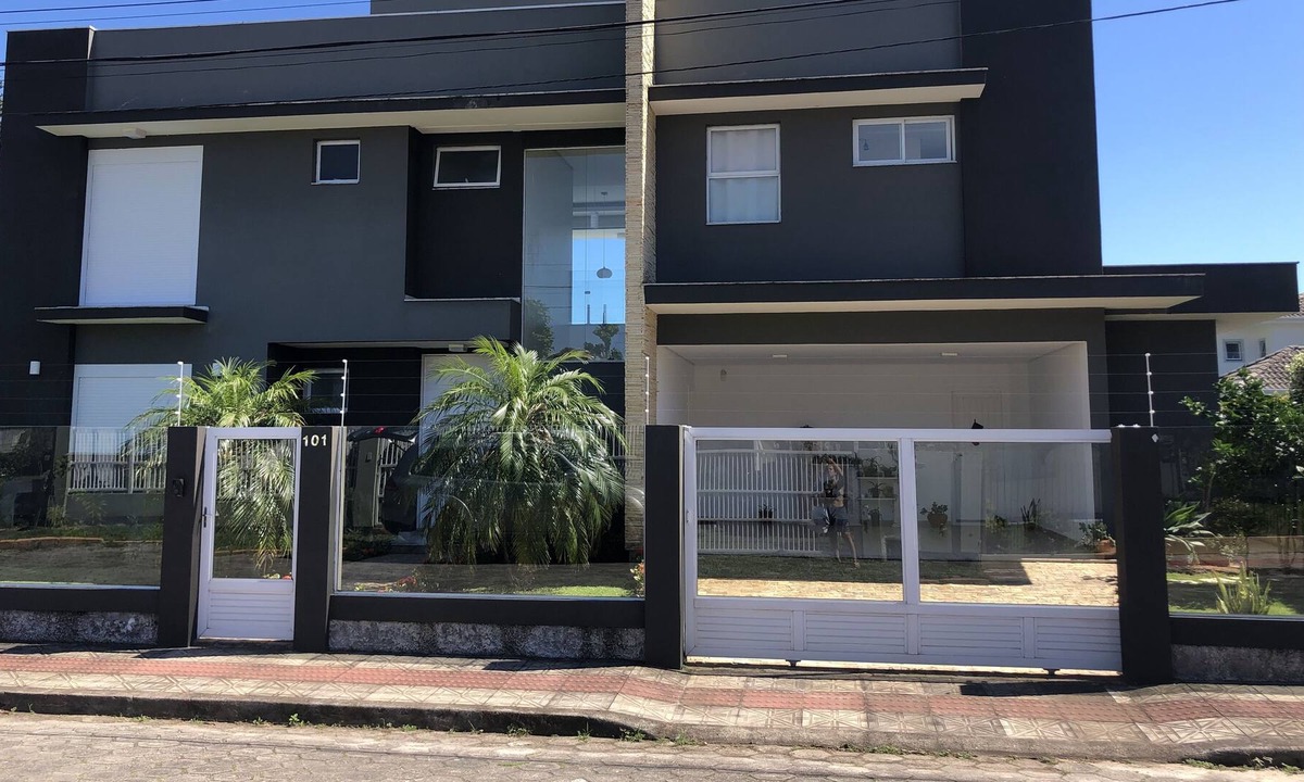 Barra da Lagoa House | Beautiful house with pool and 4 suites in a condominium