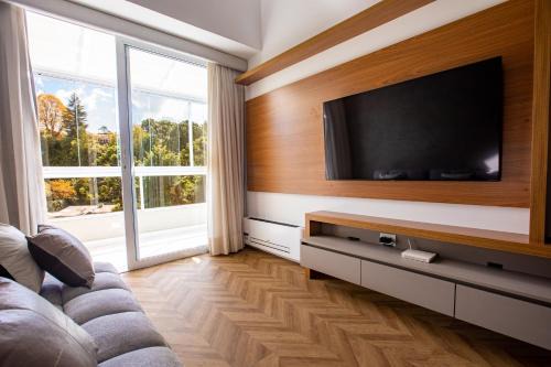 Vila Inglesa Apartment | BHaus Campos do Jordão Gaudi - Grand Loft Duplex Deluxe com Linda Vista - 2 quartos - Vaga de garagem - Piscina Climatizada - Academia - Cafeteria no térreo - 600m do Capivari - Centrinho