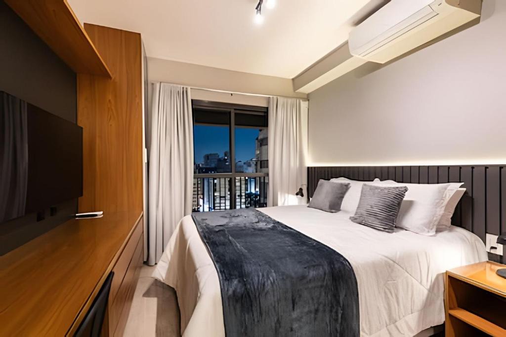 Republica Apartment | BHaus Setin Nova Republica - Studio 30m2 com Varanda - Cama Queen - Vista Incrível da Praça e Skyline 16o andar - Academia - Piscina - Lavanderia - Coworking - Portaria 24h - Em frente ao metrô - SR8
