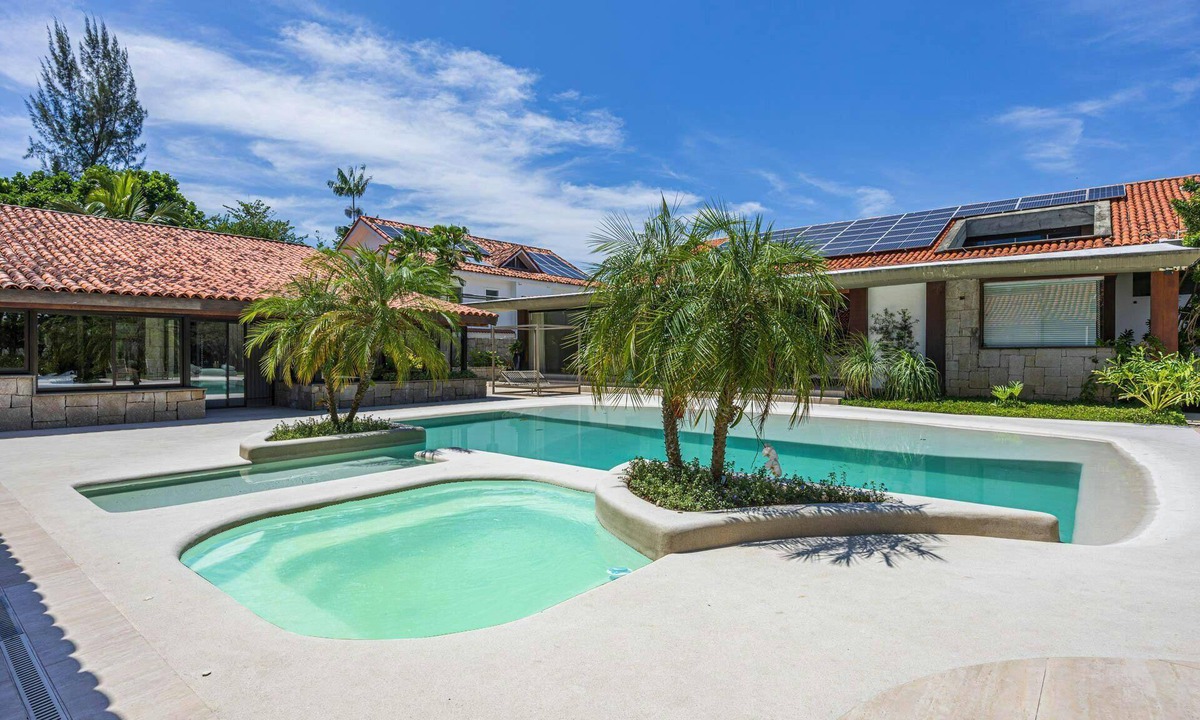 Barra da Tijuca House | Mansion with walking access to Barra beach