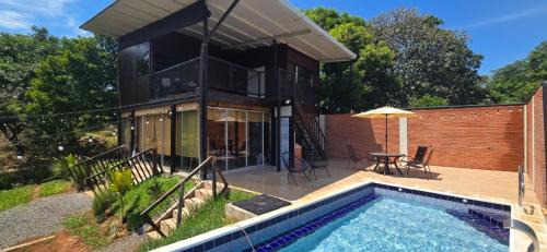 Altos House | Cabaña con piscina y vista al lago