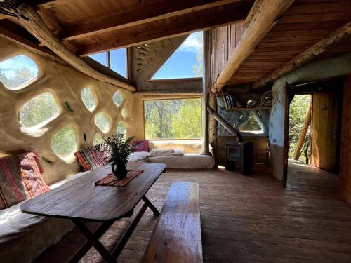Cushamen Department Ski Chalet | Cabaña de barro con Bosque, rio, arte y apicultura