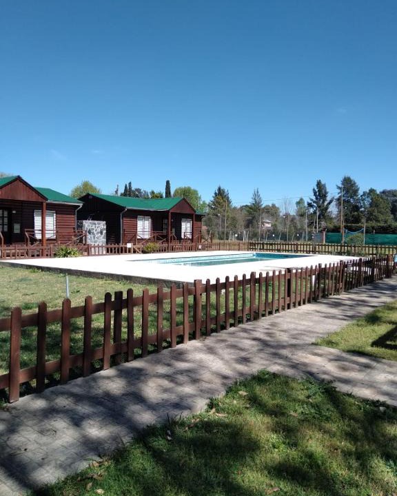 Francisco Alvarez Hotel | Cabaña, pileta, parque y parrilla