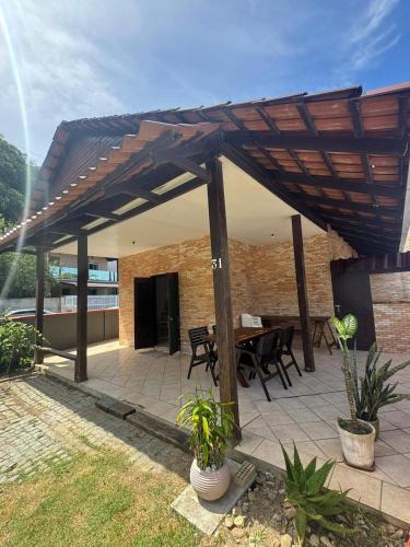 Enseada House | Casa a 100 m da Praia da Enseada em São Francisco do Sul com 2 Quartos para 6 Hóspedes e Ar-Condicionado além da brisa na varanda