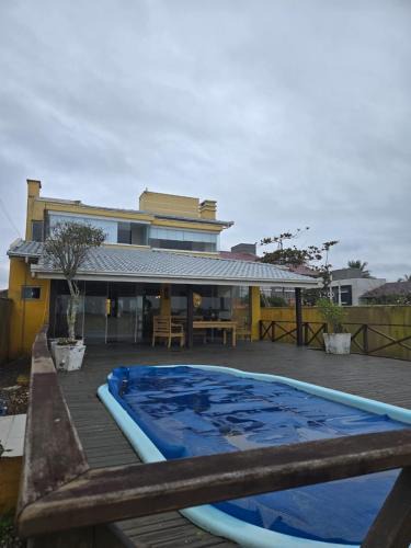 Meia Praia House | Casa amarela