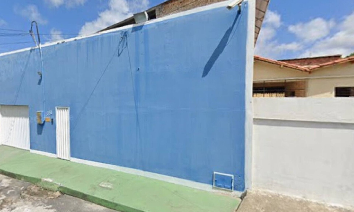 Joquei Clube House | Casa ampla com garagem, portão automatico a 3 km da praia e centro comercial,