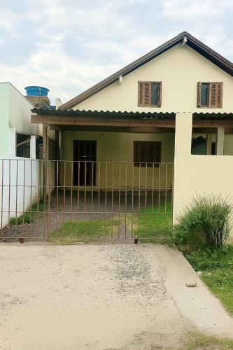 Arroio Teixeira House | Casa Ampla em Capão Novo 2 Pátios com Churrasqueira 3 Vagas Estacionamento