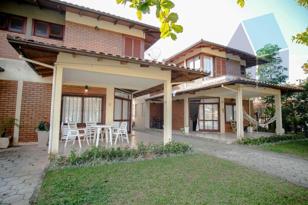 Ponta das Canas House | Casa com 3 dormitórios a 50m da praia / Cachoeira do Bom Jesus