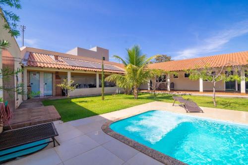 Caldas Novas Villa | Casa com amplo espaço verde, 4 Suítes e Piscina