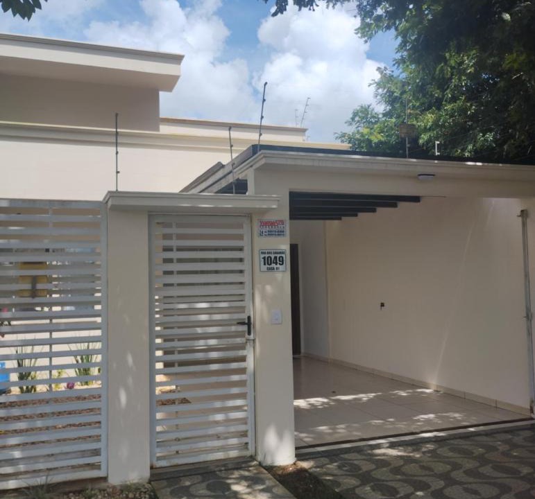 Sinop House | Casa com ar no quarto garagem espaço que cabe uma camionete cozinha completa