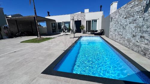 Sao Lourenco do Sul House | Casa com piscina aquecida e hidro , 4 suítes ,1 quadra da praia ,pátio amplo