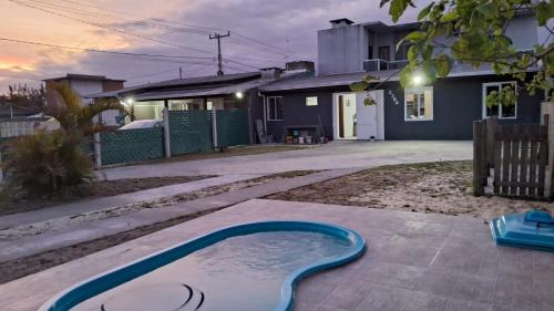 Arroio Teixeira House | Casa com piscina e pátio grande