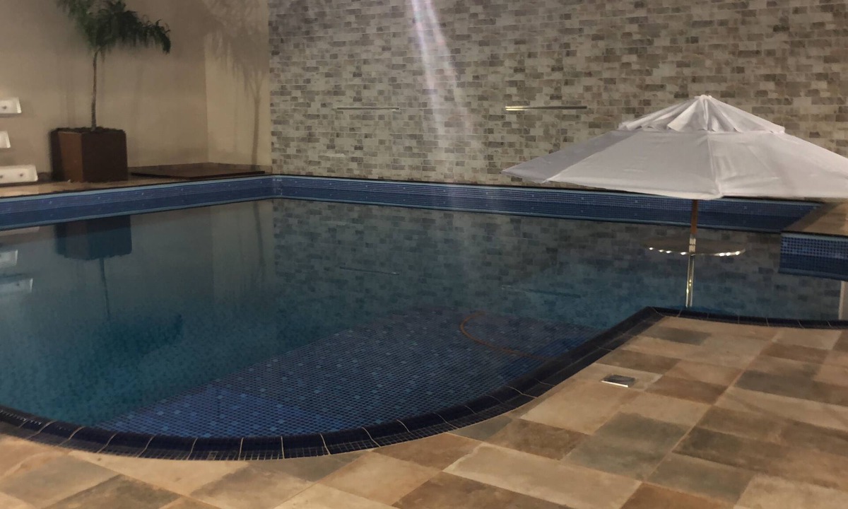 Barretos House | Casa com vaga para 3 carros, área de churrasco com piscina grande.