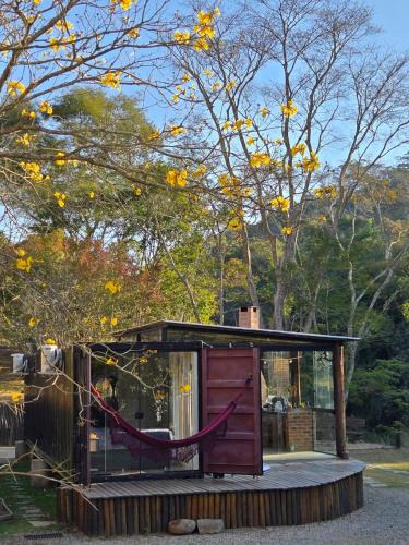 Miguel Pereira House | Casa Container com Hidro ao Ar Livre e Vista para a Natureza Miguel Pereira
