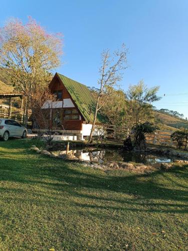 Santo Antonio do Pinhal Cabin | Casa da cachoeira, Hidro,lareira,lago, riacho e fogo de chão