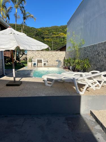 Armacao House | Casa de 2 dormitórios com piscina e quintal