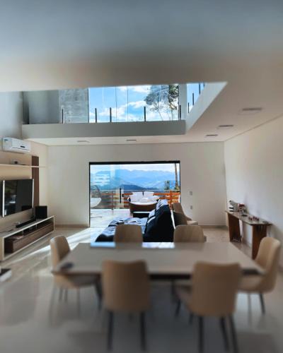 Marmelopolis House | Casa de Alto Padrão com Vista para o Vale e Hidromassagem