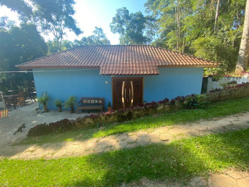 Nazare Paulista House | Casa de campo com muito verde e paz, 2 quartos, Wi-Fi, churrasqueira, deck, trilha