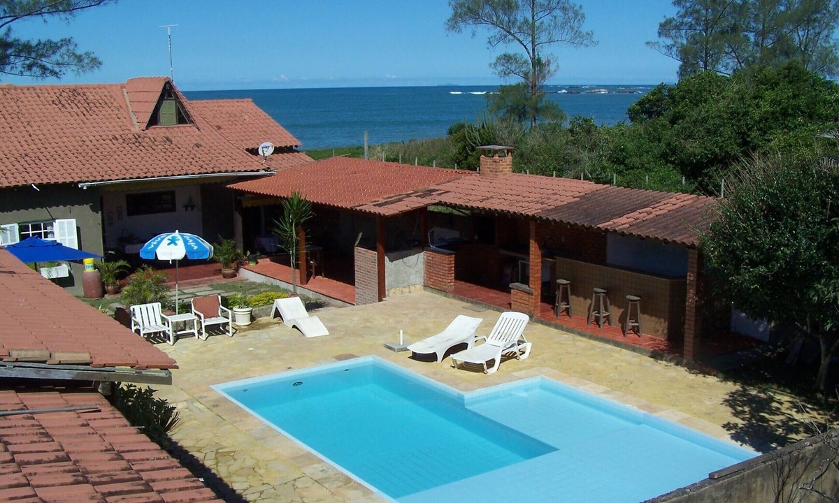 Rio das Ostras House | Casa de Seis Suítes, um Quarto e Duas Salas. Paraíso na Beira do mar