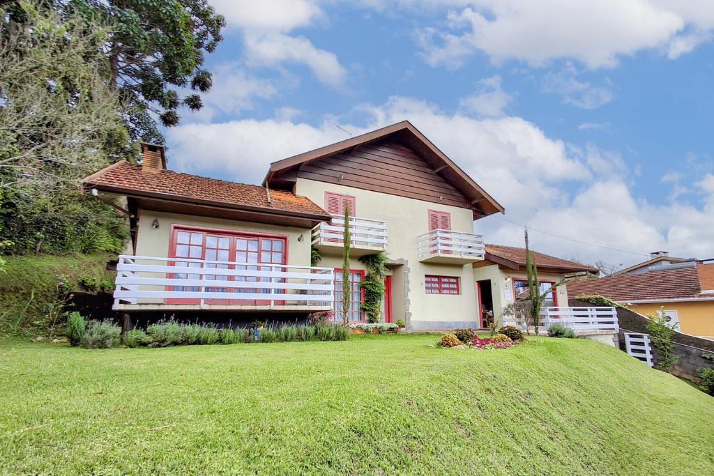 Jardim Nova Suica House | Casa em Campos do Jordao com lareira e aquecedor