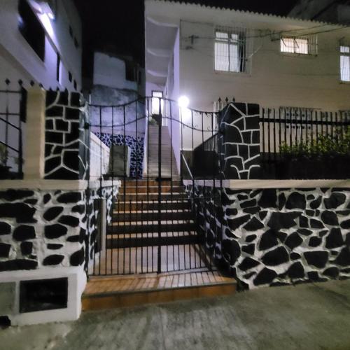 Rio Vermelho House | casa em rua tranquila a 200 metros do agito do Rio Vermelho e praia