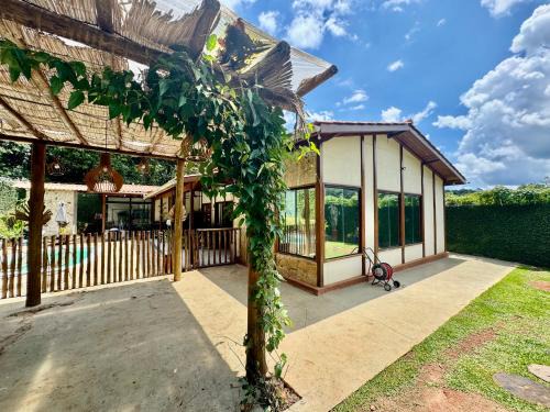Mairipora House | Casa Moderna e Espaçosa com Piscina e Lareira na Serra da Cantareira