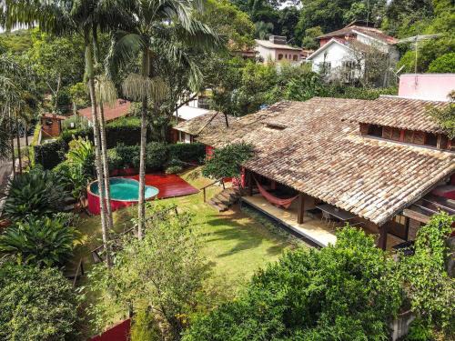 Carapicuiba House | Casa na Granja Viana em frente à reserva ambiental