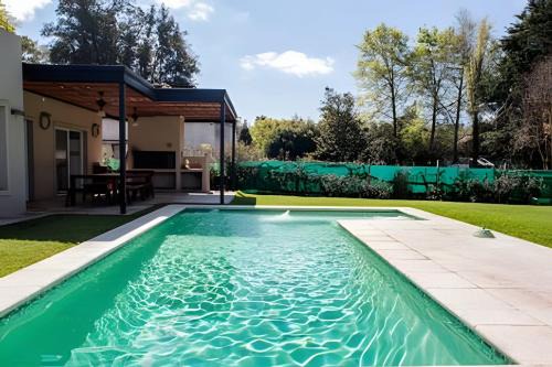 Del Viso Apartment | Casa privada con pileta climatizada, gran parque y parrilla en Pilar